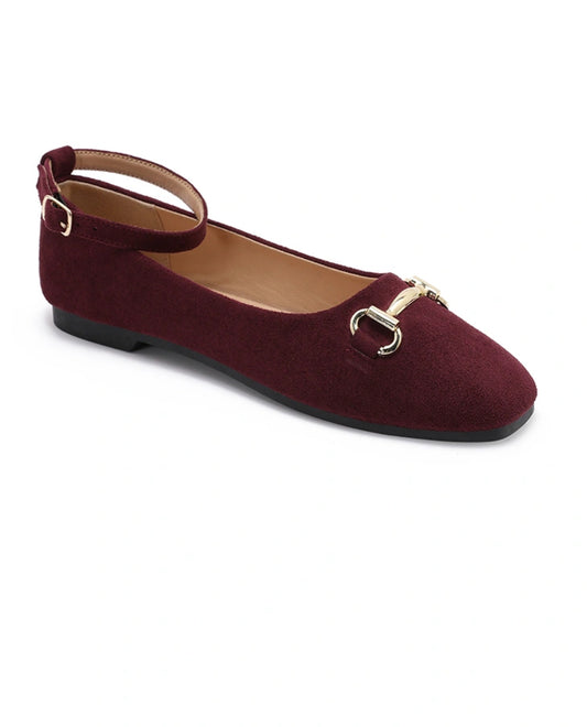 Ballerinat soljella ja nillkaremmillä,