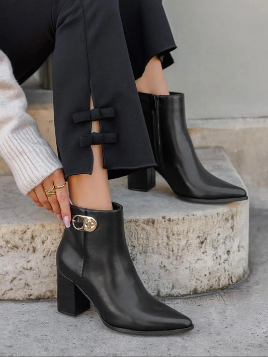 Korkeat nilkkurit soljella, musta