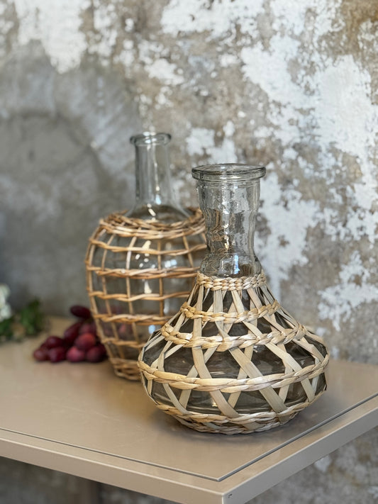 Lasipullo rottinkikoristeella, korkea