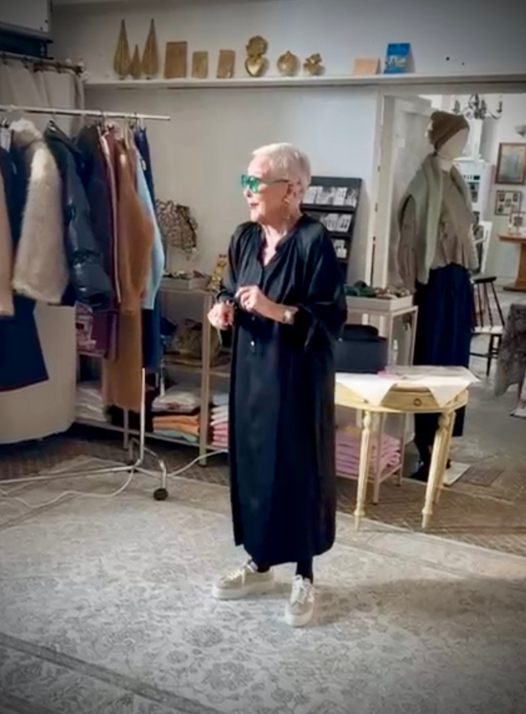 Silkkisatiinimekko midi, musta