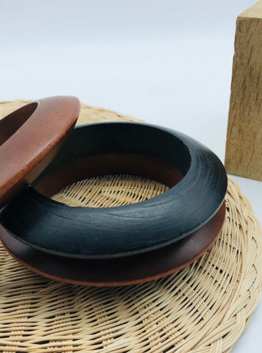 Puinen rannekoru musta