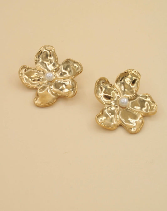 Kukkakorvakorut helmellä