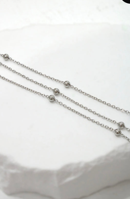 Kolmirivinen hopeansävyinen rannekoru