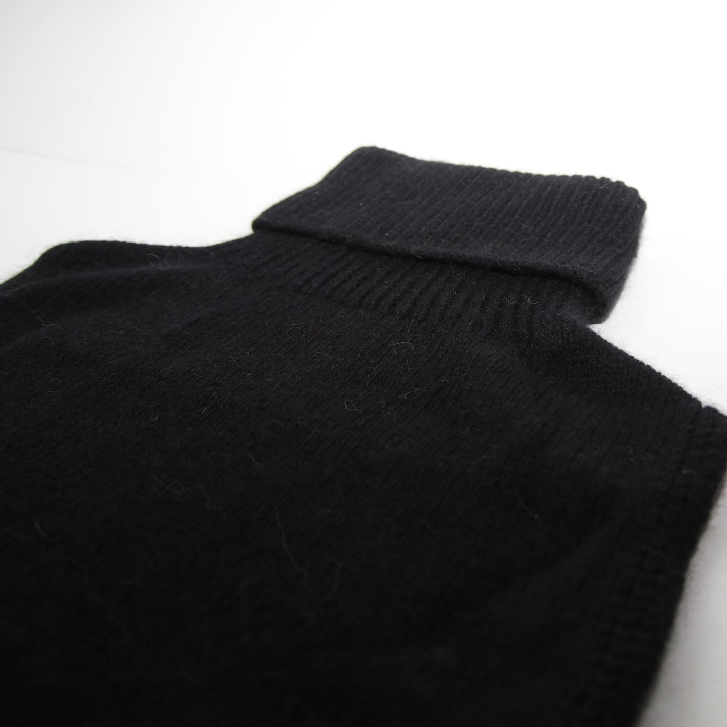 Colet-kauluri, musta