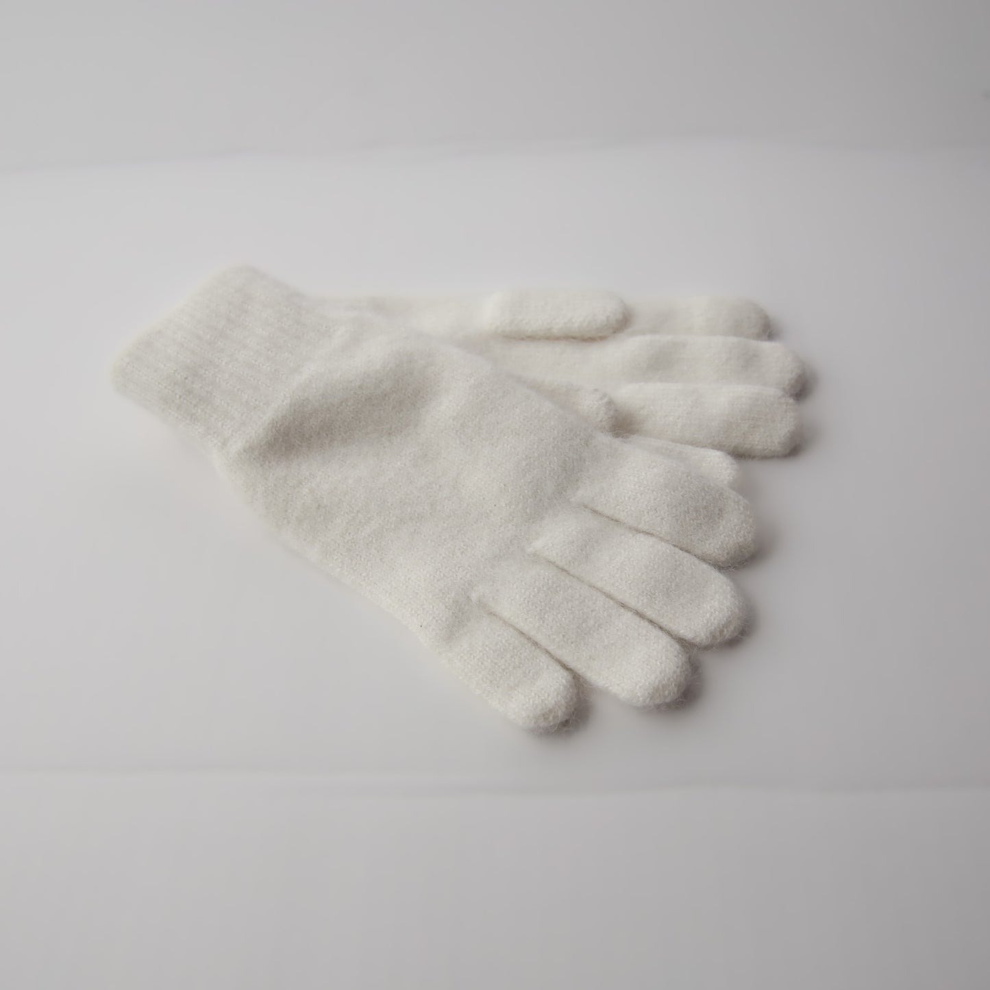 Ezra-sormikkaat, valkoinen