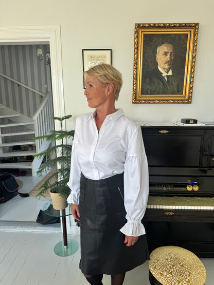 Bambuspaita röyhelöhihansuilla, valkoinen