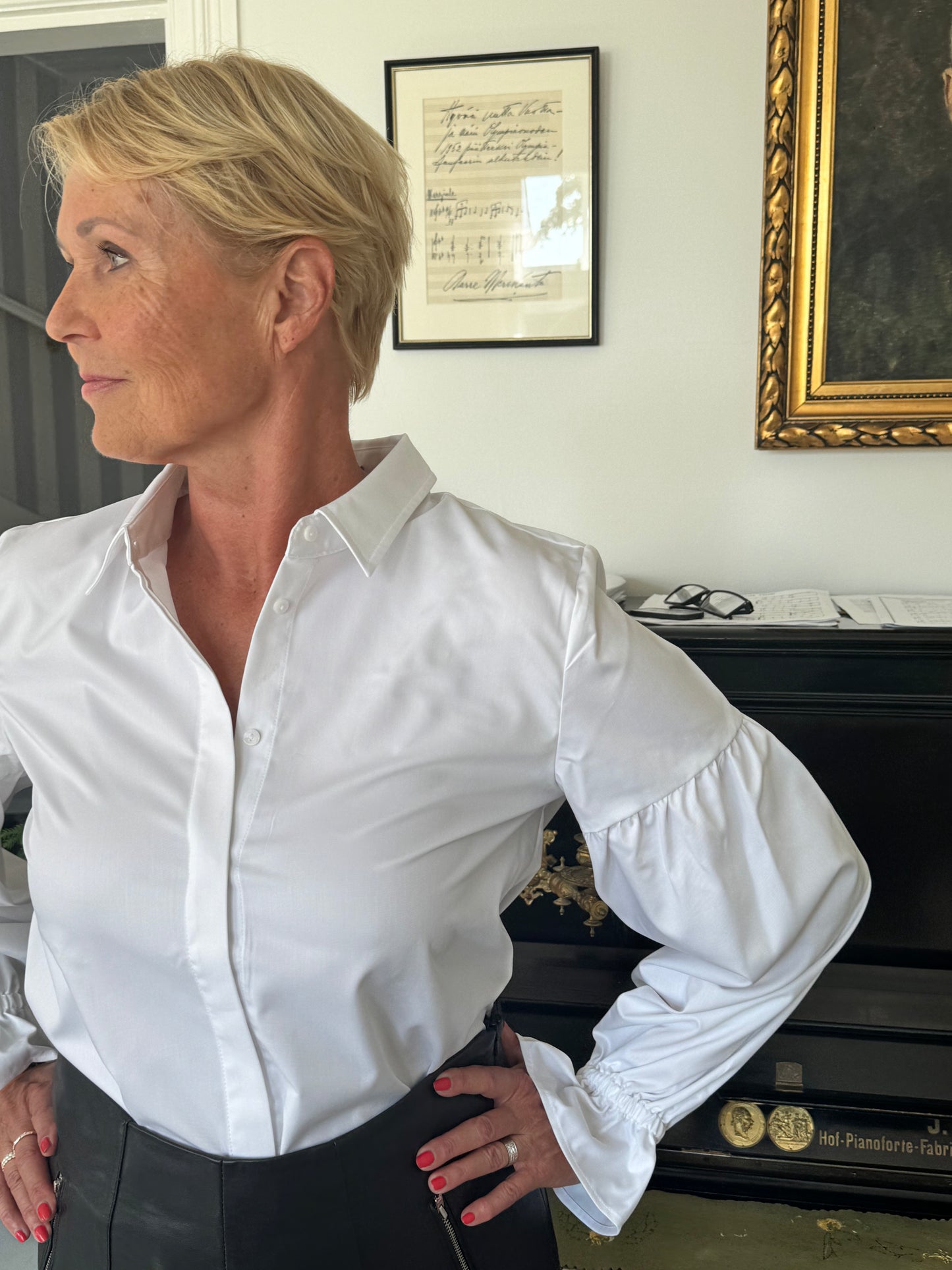 Bambuspaita röyhelöhihansuilla, valkoinen