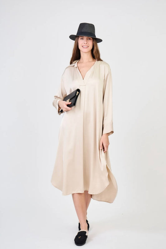 Silkkisatiinimekko beige