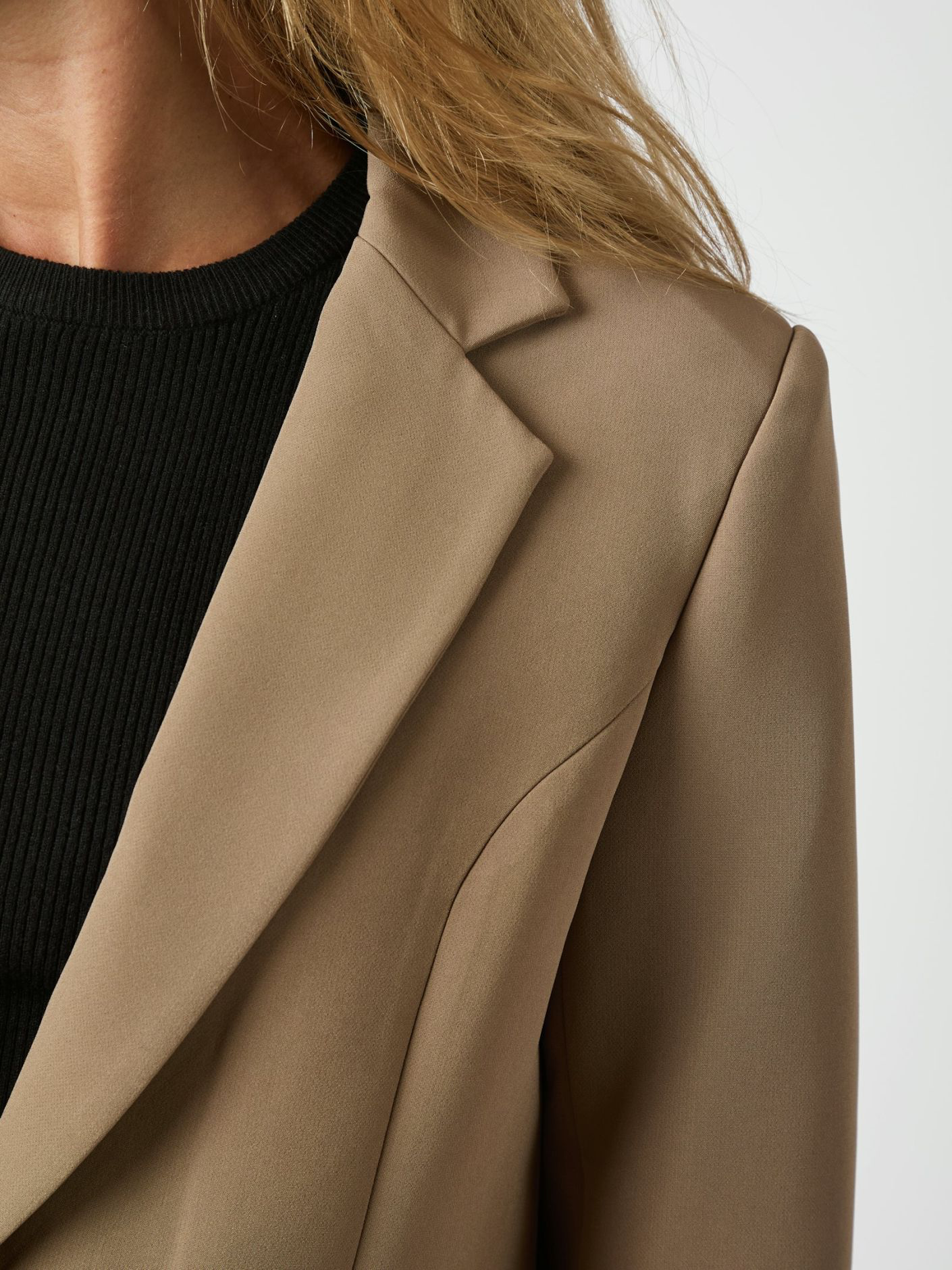 Neo Noir Francine pleiseri, kamelinruskea