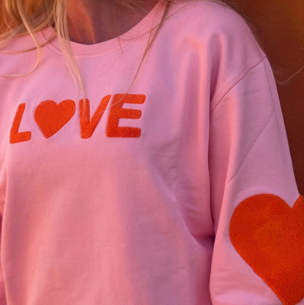 Love -collegepaita vaaleanpunainen